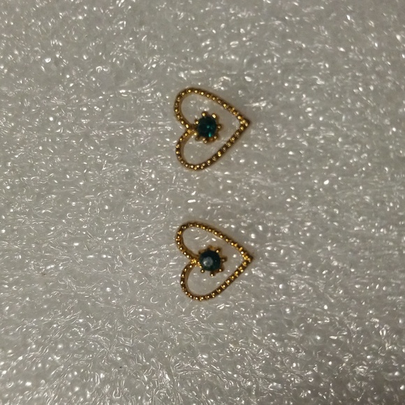 Small heart shaped earrings - Picture 1 of 3